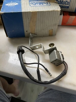 Interruptor de luz de respaldo Ford Mustang 1967-1968 4 velocidades FOMOCO Foto 1 de 3
