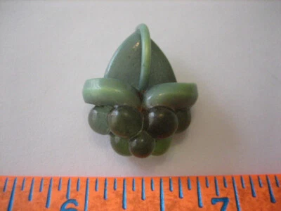 Vintage 1 inch Green Grapes Weeber Celluloid Button - A43 - Image 1 of 4