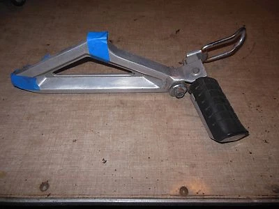 82 Honda V 45 VF 750 S Sabre right + left rear pegs shields + mount brackets 2 — 第 1/4 张图片