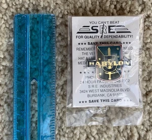 Babylon 5 - Metall Anstecknadel mit Logo - autorisiert - versiegelt, auf Karte, NEU! - Bild 1 von 2