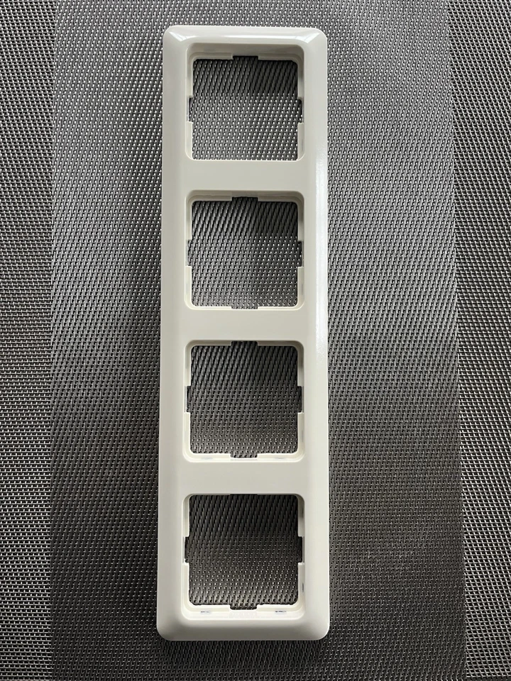Berker Modul 2 4 fach Rahmen Cremeweiß 21779 neuwertig - Bild 1 von 1