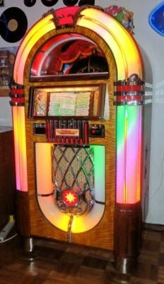 Bubbler  Wurlitzer 1015 Jukebox 45rpm PLAYS 200 Selections on 45's - Image 1 of 4