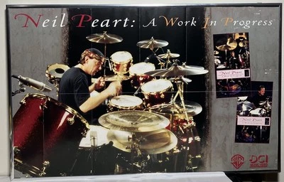 NEIL PEART «РАБОТА В ПРОЦЕССЕ» ПЛАКАТ 23 «X 14-1/2» профессор RUSH барабанщик - Изображение 1 из 4