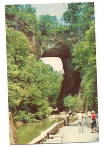 1957 Dame in roter NATURBRÜCKE Weltwunder Virginia Postkarte VA - Bild 1 von 2