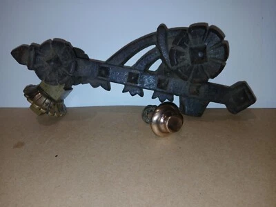 Authentique et rare  heurtoir de porte ancien en fonte et laiton, clou de frappe - Photo 1/4