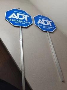 Paquete de dos letreros de patio ADT (2) con estacas - Excelente estado como nuevo 28" x 10 - Imagen 1 de 10