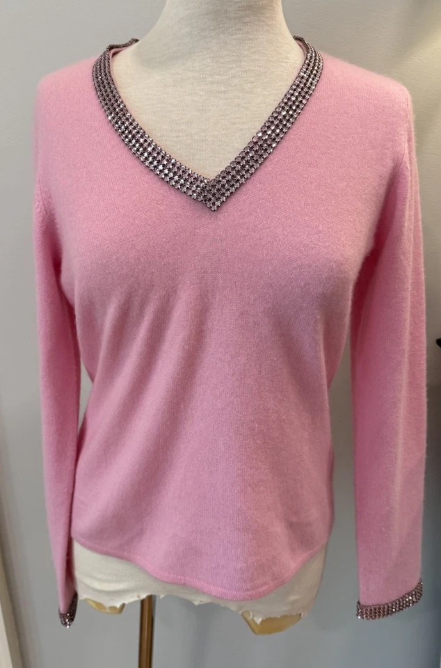 Suéter Bloomingdales 100% Cachemira Rosa Estrás Embellecido Talla M Clásico Foto 1 de 4