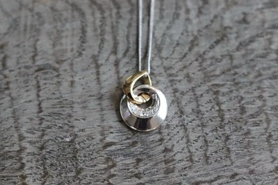 Collar vintage SAQ Avon tono plata y colgante tono plata dorado con pedrería  Foto 1 de 4