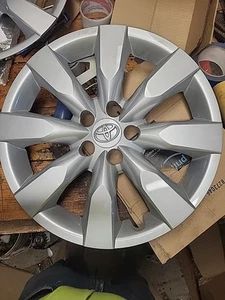 toyota corolla hubcap 2014-2016 Pair - Picture 1 of 12