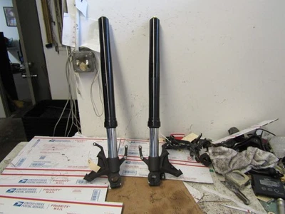 HORQUILLAS YAMAHA YZF R1 2022-2024 TUBOS DE SUSPENSIÓN DELANTERA STOCK NEGRO RECTO Foto 1 de 4