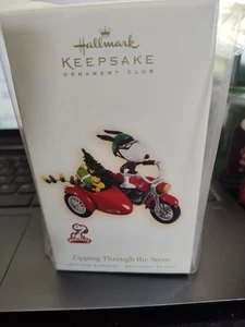 Hallmark Keepsake 2009 Peanuts Zipping Through The Snow Christmas Ornament NOS - Foto 1 di 6
