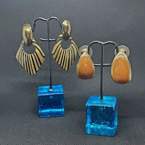 Lote de 2 pares de pendientes perforados vintage años 80 esmalte colgante a rayas tono dorado - Imagen 1 de 11