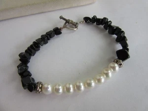 Tumbled onyx and cream-colored pearl bracelet -7.5" around - Picture 1 of 6