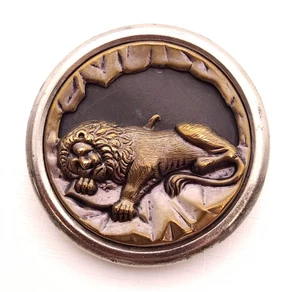 Sterbender Löwe von Luzern ~ antiker durchbohrter & gestempelter Messingbildknopf ~ 1-1/2 Zoll - Bild 1 von 4