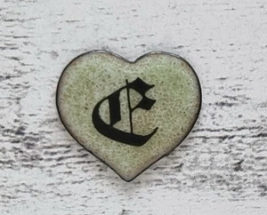 Emaille Herz Buchstabe E grün 1970er Vintage Geschenk alt Name Freund süß Retro - Picture 1 of 3