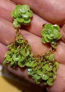 Light GREEN Clip ON Earrings IRRIDESCENT Sequin DANGLE Drop GORGEOUS Fab VINTAGE - Picture 1 of 8