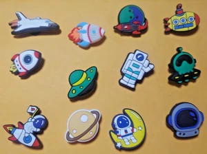 Juego de 12 dijes para zapatos cohetes temáticos espaciales transbordador astronauta planeta alienígena - Imagen 1 de 5