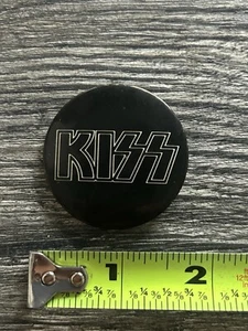 KISS BUTTON Pin Anstecker 1978 Soloalben Cover Logo 1 3/4" Aucoin Ära Vintage Kiss - Bild 1 von 2