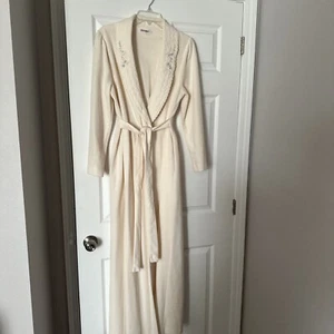 Shadowline Long Robe Ivory Soft Fleece Floral Embroidered Lace Pockets M Vtg - Picture 1 of 8