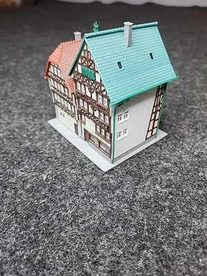 Edificios Kibri B-6820 escala Z 1/220 media madera con tiendas totalmente montados  Foto 1 de 4