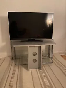 40 Zoll Fernseher+Fernsehtisch - Bild 1 von 3