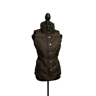 Chaleco acolchado de invierno para mujer Esprit de plumas marrón oscuro                       Foto 1 de 4