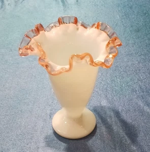 Rose Crested Milchglas Fenton 6 1/2" Vase Neuzustand zum Weihnachtsschenken - Bild 1 von 6