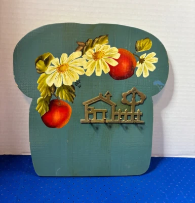 Seta en forma de madera cortada a mano con ganchos para llaves de latón adjuntos firmados por el artista. Foto 1 de 4