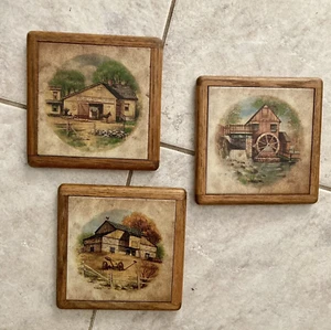 3 Vintage Holz gerahmt Keramik Fliesen Untersetzer Schmied Scheune Grist Mühle rustikal 70er - Bild 1 von 8