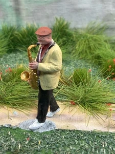 Model Railway Figure  MAN PLAYING SAXOPHONE HO/OO SCALE 3D Printed HAND PAINTED - Picture 1 of 6