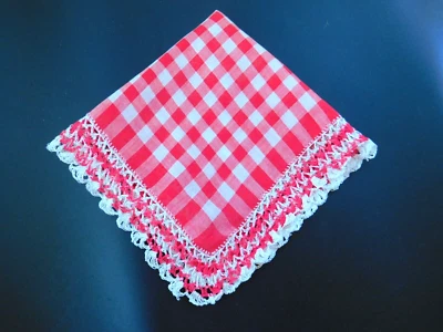 Pañuelo vintage hecho a mano a cuadros de guinga roja con filas de adornos de ganchillo H448 Foto 1 de 3