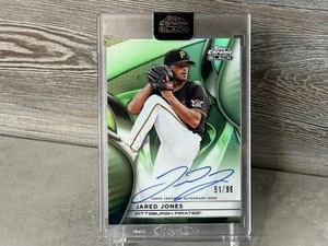 2025 Topps Chrome Black Jared Jones Green Refractor Rookie Auto Encased 51/99 - Bild 1 von 1