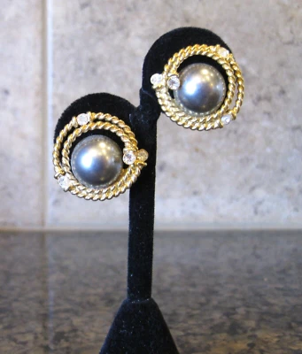 Pendientes de clip NOLAN MILLER tono dorado, perlas de imitación grises, detalles de diamantes de imitación transparentes Foto 1 de 4