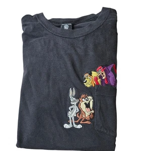 Warner Bros studio store t-shirt uomo xl tasca ricamata - Foto 1 di 7