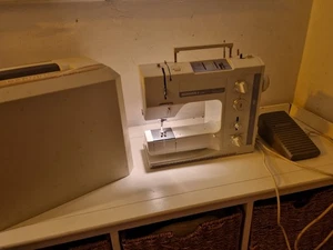 Bernina 1015 Sewing Machine - Picture 1 of 24