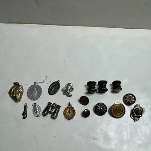 17 Vintage Lot of Metal Buttons / Necklace Pendants Multicolor Silver/Gold Tone - Bild 1 von 23