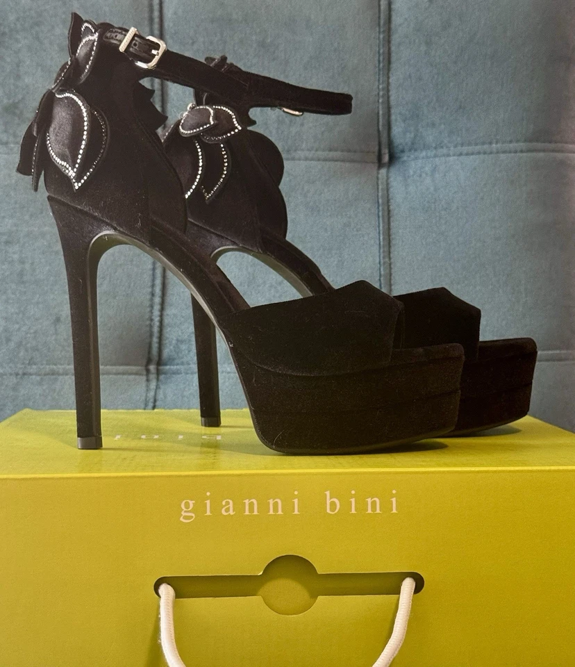 Nuevos tacones de plataforma Gianni Bini de terciopelo negro Karmello  Foto 1 de 4