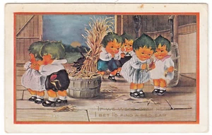 Postal de Halloween vintage de Whitney c1919 ~ niños vegetarianos en granero ~ gato negro, maíz rojo - Imagen 1 de 2