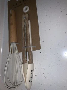 Rae Dunn New “WHIP” & “GRAB” Mini Utensils 2 Piece White Wood Whisk & Tongs New - Foto 1 di 6