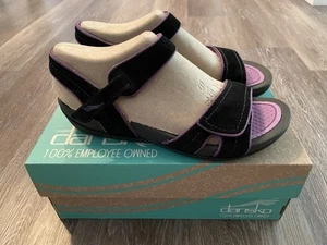 NEW IN BOX Dansko Kami Suede Comfort Walking Sandals BLACK/ORCHID Women's SZ. 40 - Imagen 1 de 6