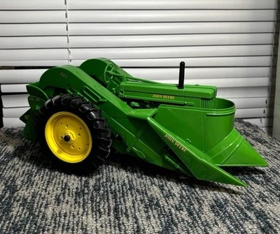 ERTL John Deere 60 Tractor With Mounted JD 227 Corn Picker 1/16 Scale Diecast - Image 1 of 3