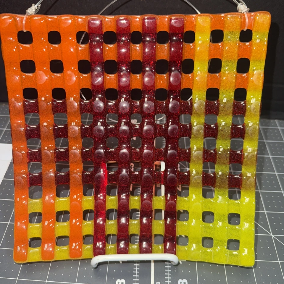 Plato decorativo contemporáneo de vidrio tejido rojo naranja amarillo 8x8 Suncatcher Foto 1 de 3