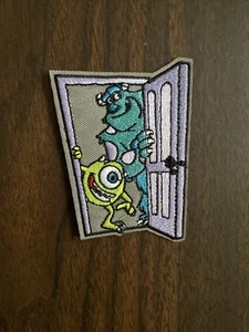 2,25 x 3" Monsters Inc Sulley Mike Boo BÜGELBILD AUFNÄHEN PATCH Applikation Schlafzimmer Tür - Bild 1 von 4