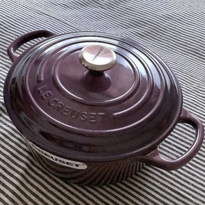 Le Creuset Cocotte Ronde 22cm Cassis - Durable Cast Iron Enameled Dutch Oven - Picture 1 of 8