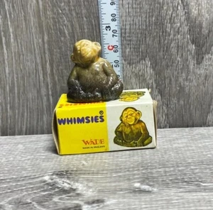 WADE WHIMSIES DE COLECCIÓN INGLESA MONO EN MINIATURA SENTADO MARRÓN CHIMPANCÉ #19 - Imagen 1 de 7