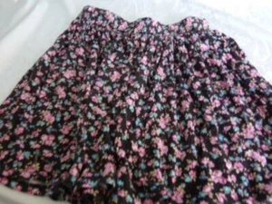 Fondo negro Bena J 96% rayón/4% spandex, con minifalda floral talla mediana - Imagen 1 de 5