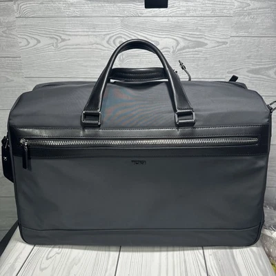 NUEVO Bolso de Lona Tumi NEWBURY Poliéster y Cuero para Gimnasio GRIS CARBÓN NUEVO CON ETIQUETAS Foto 1 de 4