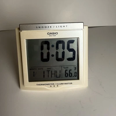 Casio Reloj/Termómetro Portátil Pantalla Digital Color Crema DQ-750F Foto 1 de 4