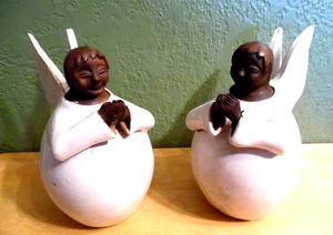PAR DE ÁNGELES DE CERÁMICA ARTESANALES PERUANOS CHULUCANOS CON ALAS EN ORACIÓN - Imagen 1 de 3