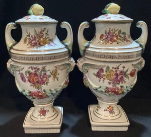 Paar Chelsea House Porzellan handbemalte überdachte Urnen Vasen mit geflügelten Köpfen - Bild 1 von 15